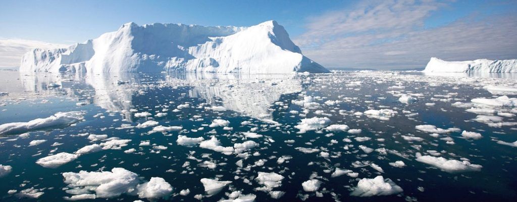 bloque de hielo en medio del mar descongelandose